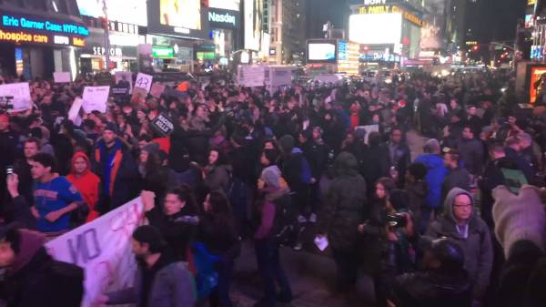 Eric Garner protest takes over time square