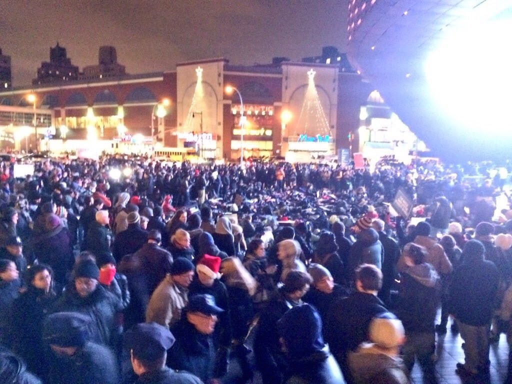 #ICantBreathe #RoyalShutDown Protestors Take Over Mall In NYC