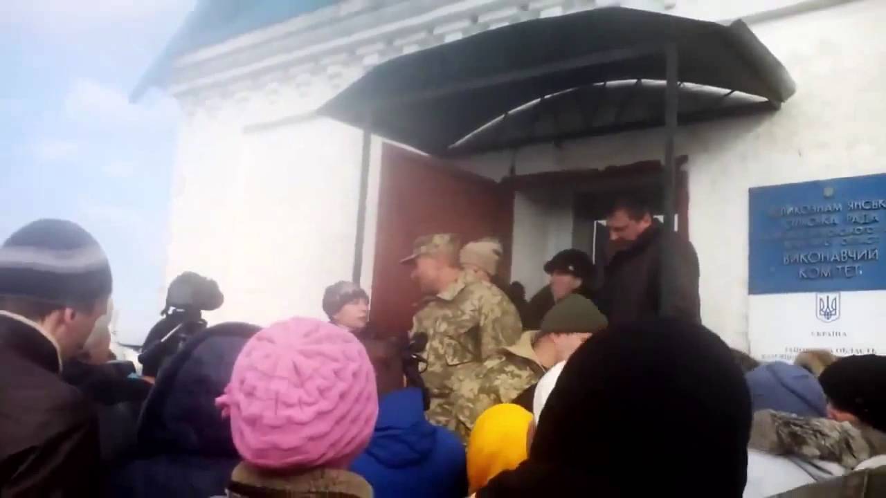 Ukraine Woman Shuts Down Soldier Promoting Draft: Video