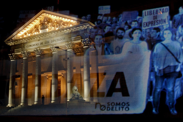 Holographic+Protest+Against+Gag+Law+Spanish+GXztQhBr7hrl