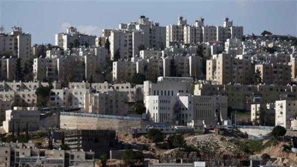A general view taken from Palestinian village of Hizma on January 30, 2015, shows Israeli settlement units in the northern area of the occupied East al-Quds, on January 30, 2015. (© AFP)