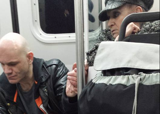 Photo captures elderly woman’s kind gesture to aggressive man on train