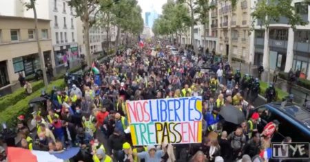 “No Vaccine Passports”: Tens of Thousands of People March Against New COVID-19 Laws in France