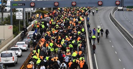 “F**k the Jab, Long Live Australia”: 20,000 Shut Down Melbourne Highway in Massive Lockdown Protest