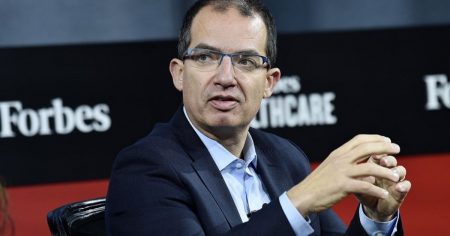 Moderna CEO Admits Vaccine Won’t Work Well for Omicron; Regeneron’s Treatment Also Needs Modification