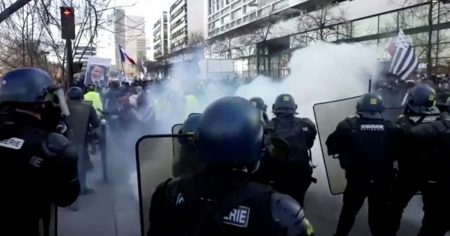 “QR Code, Never Again!”: Police Fire Teargas at Demonstrators as Freedom Convoy Enters Paris